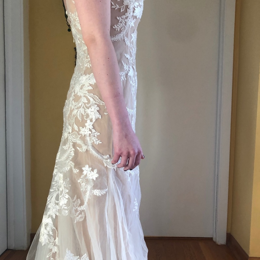 Beautiful New AZAZIE Wedding Dress Size 6